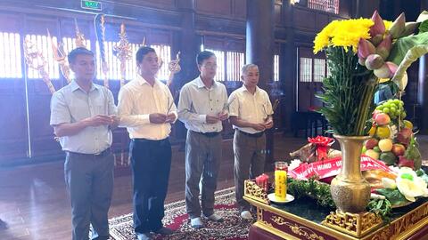 Hình ảnh lãnh đạo xã Vĩnh Quang dâng hoa, dâng hương, Lễ giỗ Hoàng đế Quang Trung