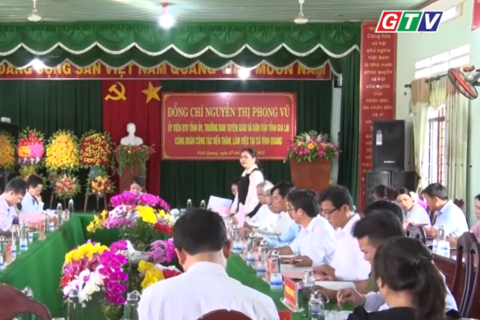 TRƯỞNG BAN TUYÊN GIÁO VÀ DÂN VẬN TỈNH ỦY NGUYỄN THỊ PHONG VŨ KIỂM TRA TÌNH HÌNH HOẠT ĐỘNG SAU SÁP NHẬP TẠI XÃ VĨNH QUANG