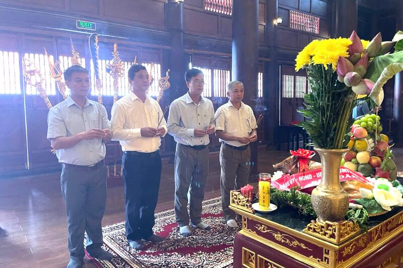 Hình ảnh lãnh đạo xã Vĩnh Quang dâng hoa, dâng hương, Lễ giỗ Hoàng đế Quang Trung